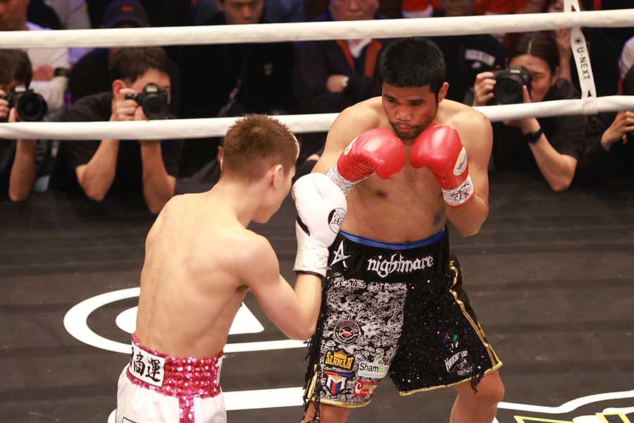 0-3の判定負けを喫したマーロン・タパレス（右）【写真：山口比佐夫】