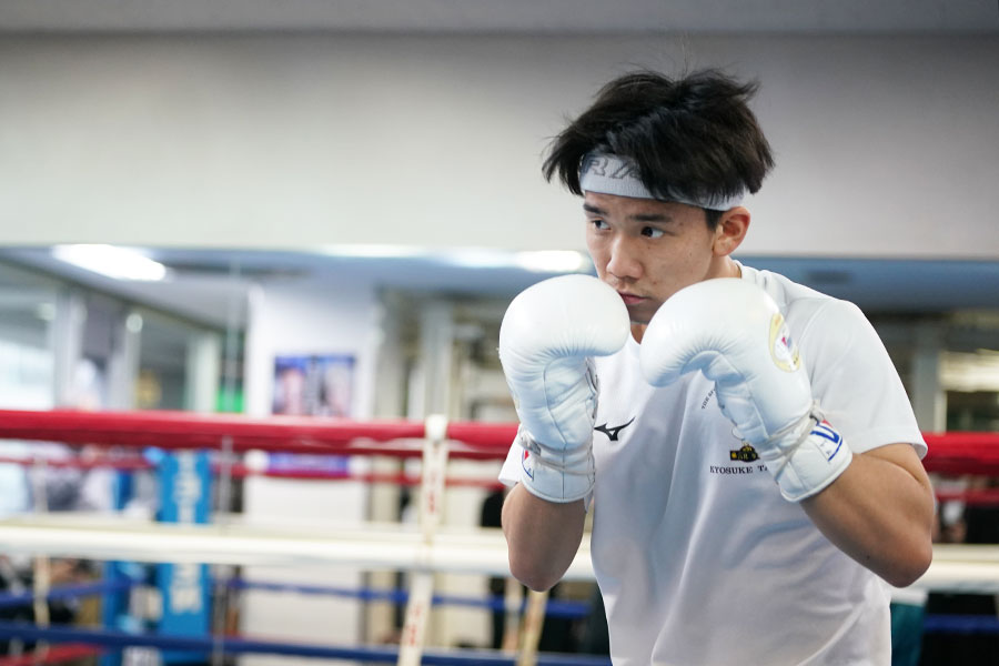 ミット打ちを披露した高見亨介【写真:澤田直人】