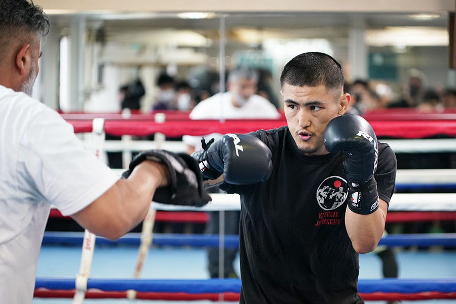 ミット打ちを披露した秋次克真【写真:澤田直人】