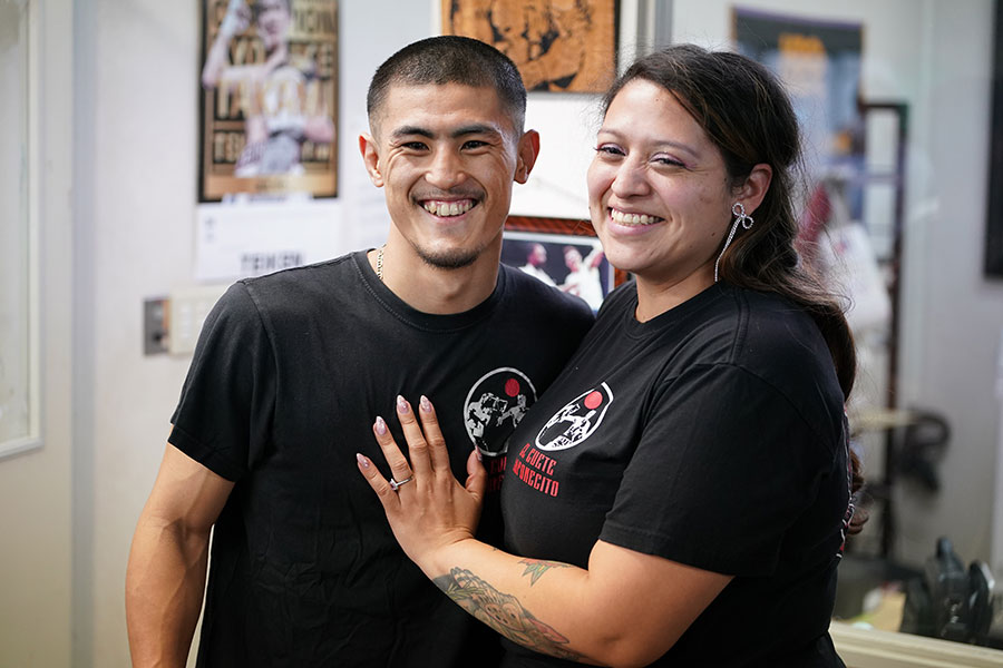 秋次克真(左)と妻のアシュリーさん【写真:澤田直人】