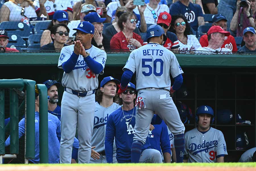 ナショナルズ戦でベンチに戻るムーキー・ベッツ【写真:ロイター】