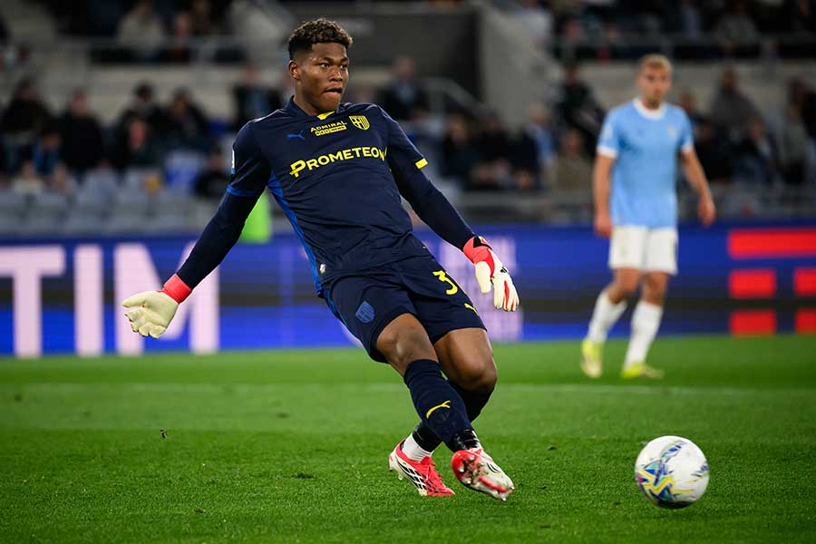 ラツィオ戦にスタメン出場したパルマの鈴木彩艶【写真:Insidefoto/アフロ】