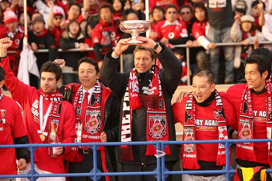 浦和の監督を務めたギド・ブッフバルト氏（中央・写真は2007年撮影）【写真：アフロスポーツ】