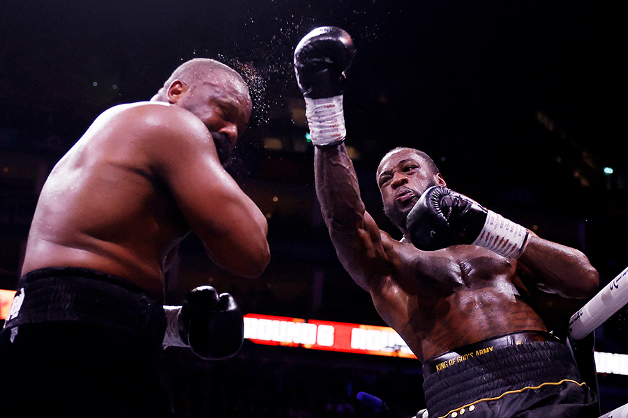 チゾラに強烈なパンチをあてるデオンテイ・ワイルダー(右)【写真:ロイター】