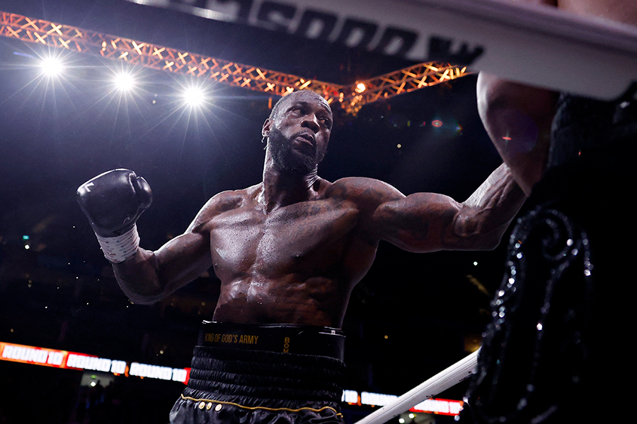 デレク・チゾラに2-1で判定勝ちしたデオンテイ・ワイルダー【写真：ロイター】