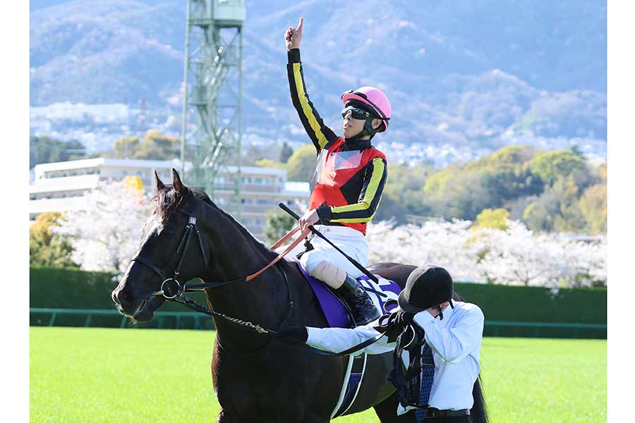 G1大阪杯を制した北村友一騎手【写真:産経新聞社】