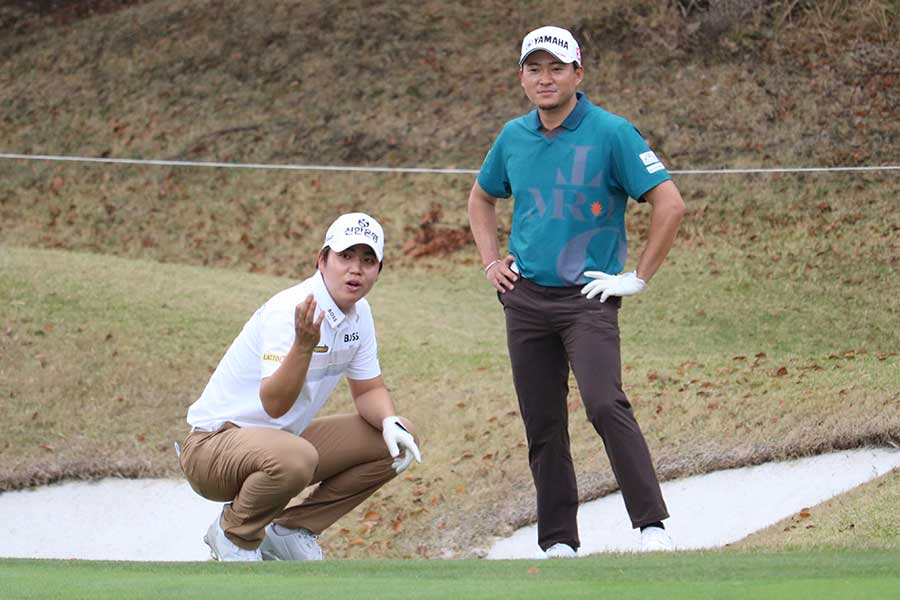 8番パー4のグリーンエッジに止まったボールの処置について、同組のチャン・ユビン(左)と話し込む今平周吾【写真:編集部】