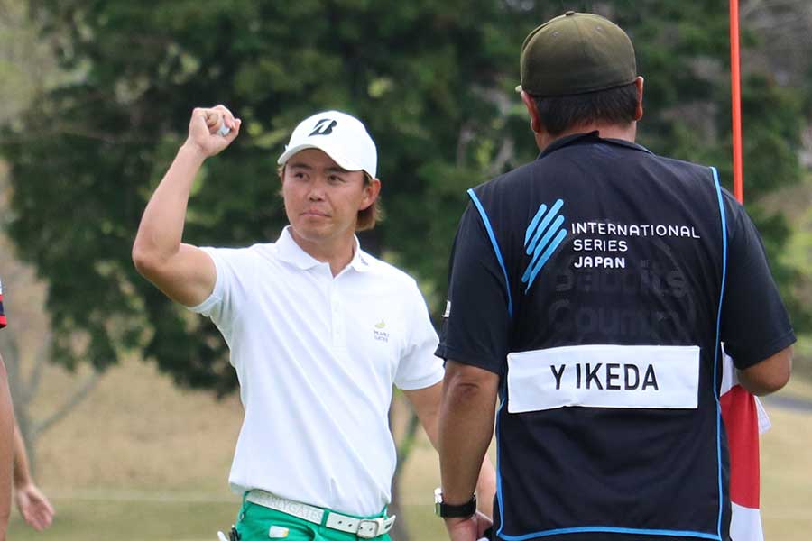 最終18番パー5で首位に並ぶバーディーパットを決め、ギャラリーの声援にガッツポーズで応える木下稜介【写真：編集部】