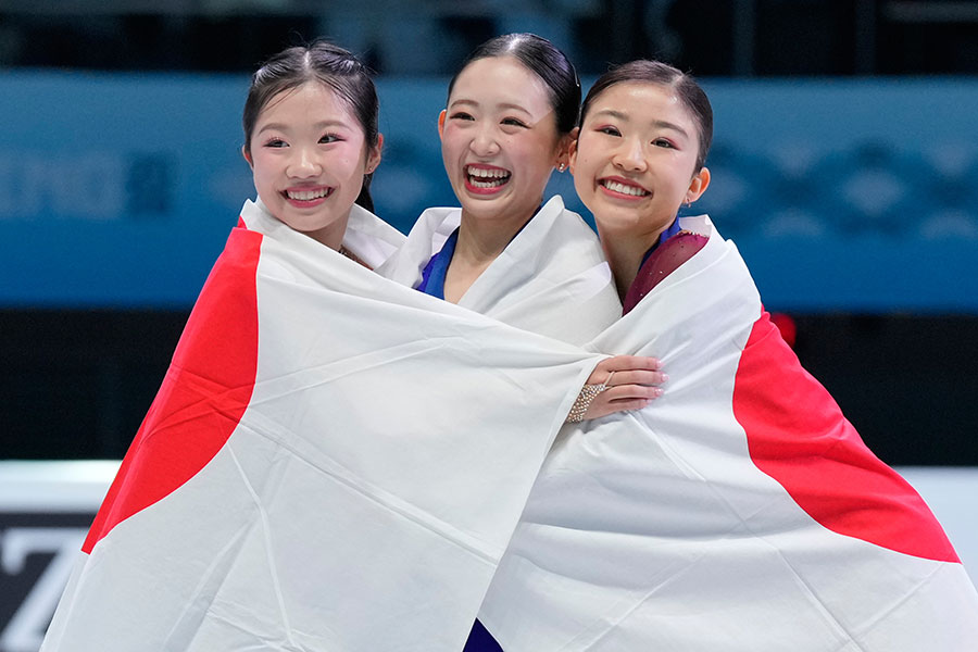 四大陸選手権で優勝した青木祐奈（中央）【写真：AP/アフロ】