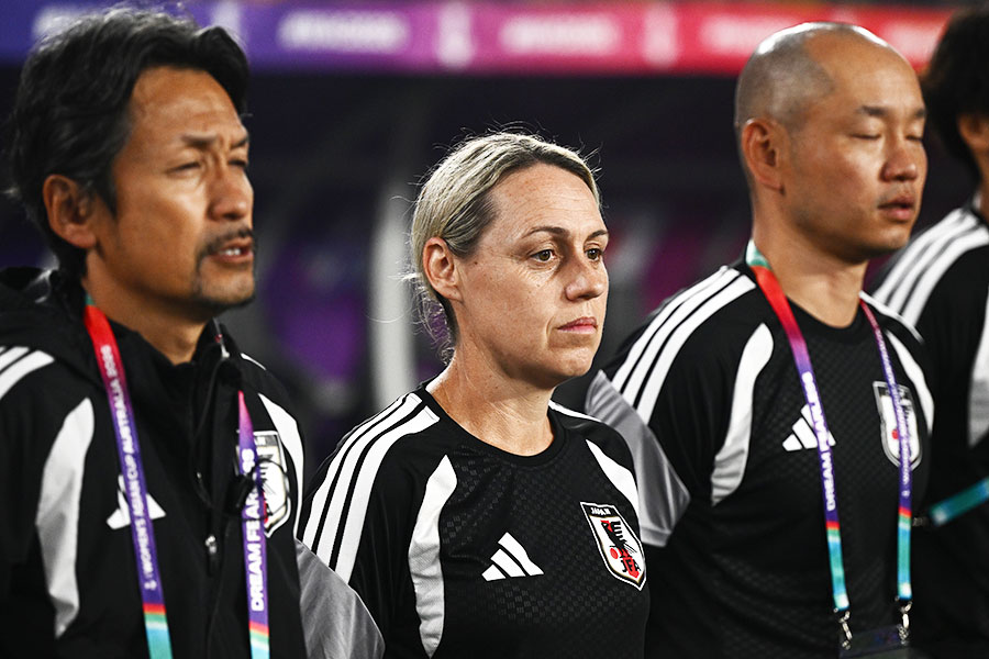 リア・ブレイニーコーチ(中央)【写真:AAP/アフロ】