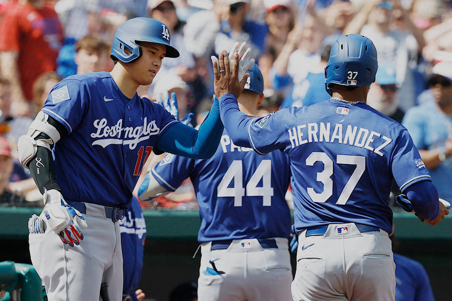 ドジャースの大谷翔平（左）【写真：ロイター】