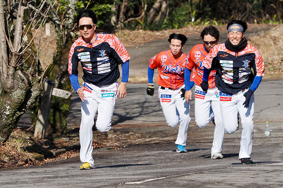 キャンプで坂道ダッシュを繰り返す石川(左端)【写真:羽鳥慶太】