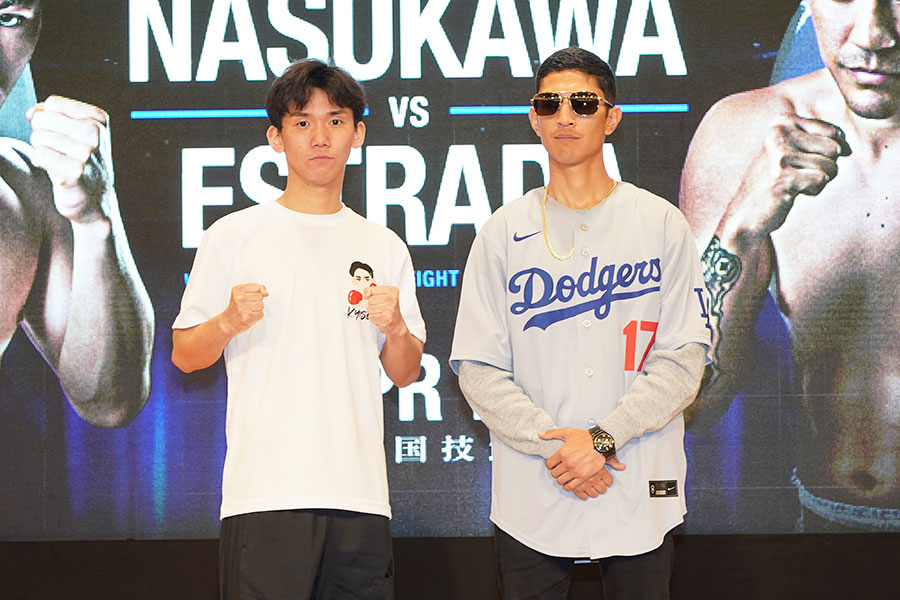 会見に出席した高見亨介(左)とドジャースの大谷翔平のユニホームを着用したアンヘル・アヤラ【写真:澤田直人】