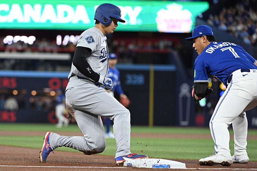 大谷翔平(左)のドジャースと岡本和真のブルージェイズが対戦中【写真:ロイター】