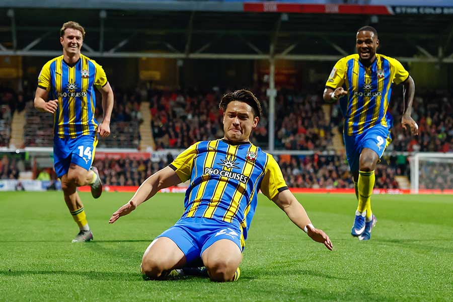 サウサンプトンの松木玖生（中央）【写真：アフロ】