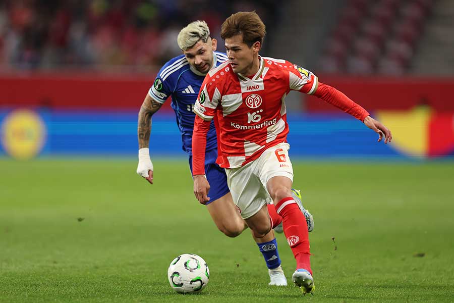 佐野海舟（手前）【写真：picture alliance/アフロ】