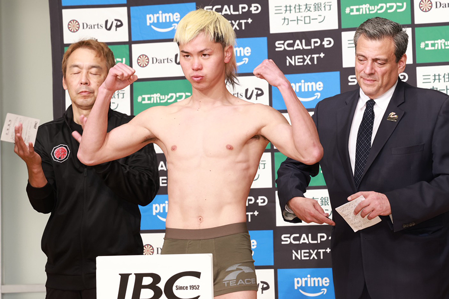 53.5キロで前日計量をパスした那須川天心【写真：山口比佐夫】