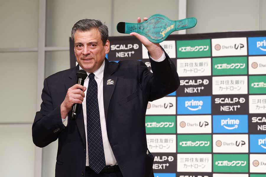 森川ジョージ氏へのプレゼントを披露するマウリシオ・スレイマン会長【写真：山口比佐夫】