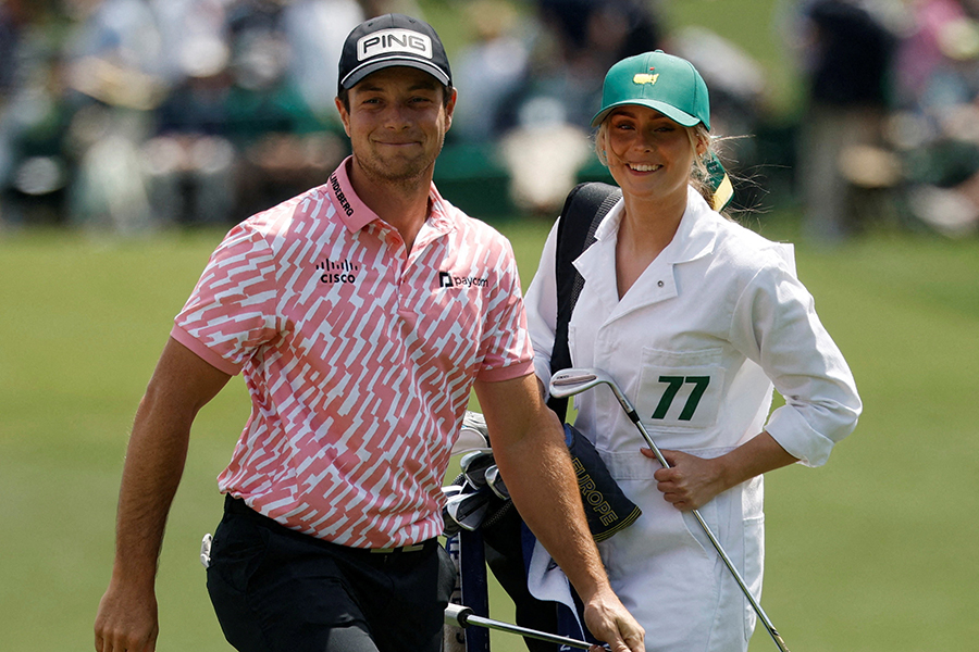 マスターズに出場しているビクトル・ホブラン（左）とキャディーのトゥヴァ・ダール・イェンセンさん【写真：ロイター】