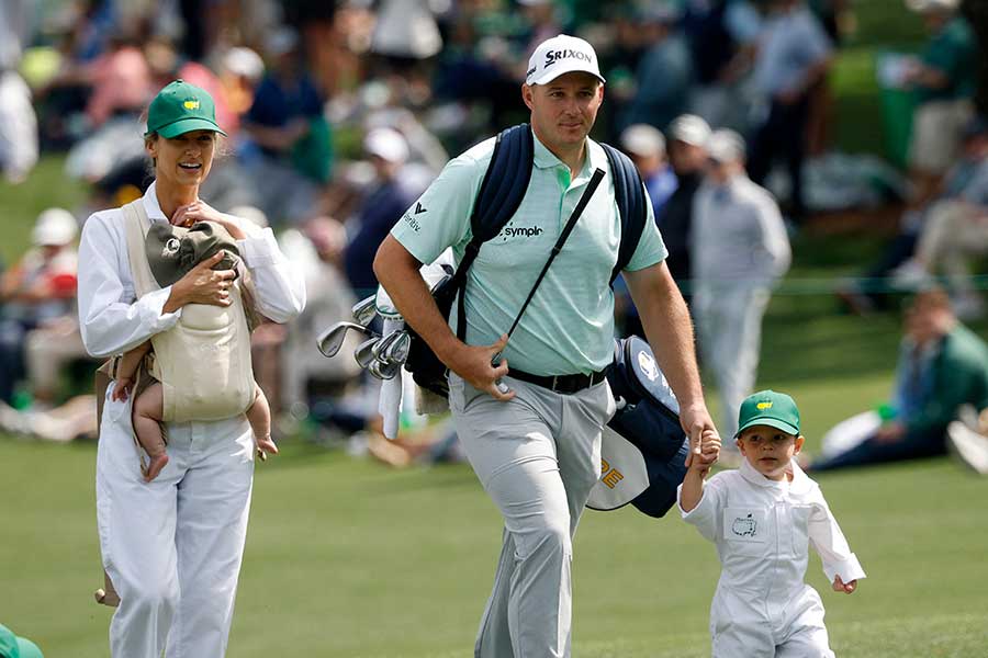 ゼップ・シュトラカ（中央）とその家族【写真：ロイター】