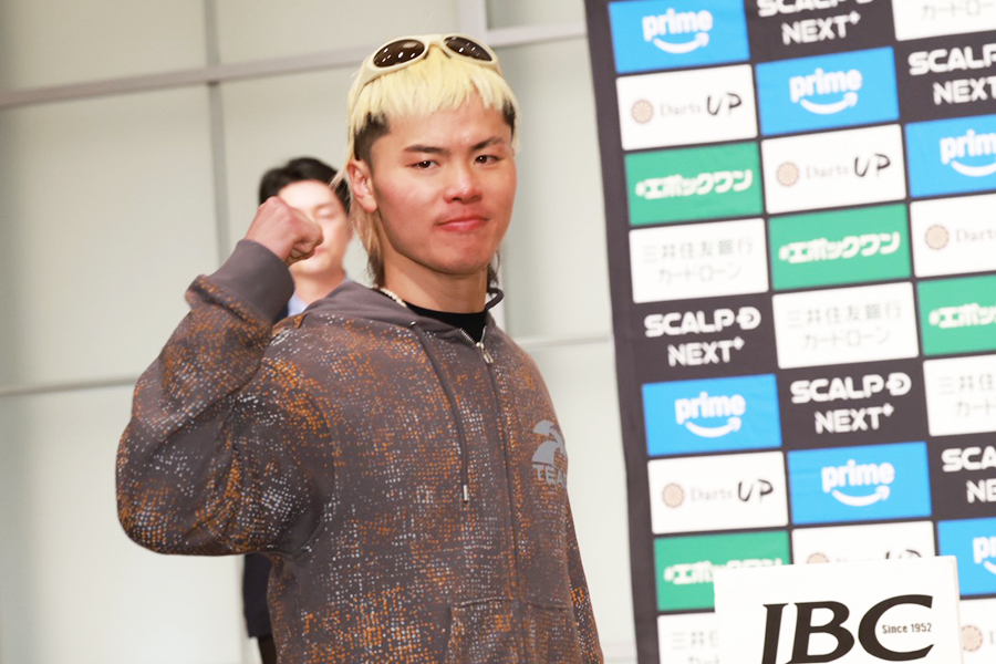 前日計量をパスして撮影に応じる那須川天心【写真：山口比佐夫】