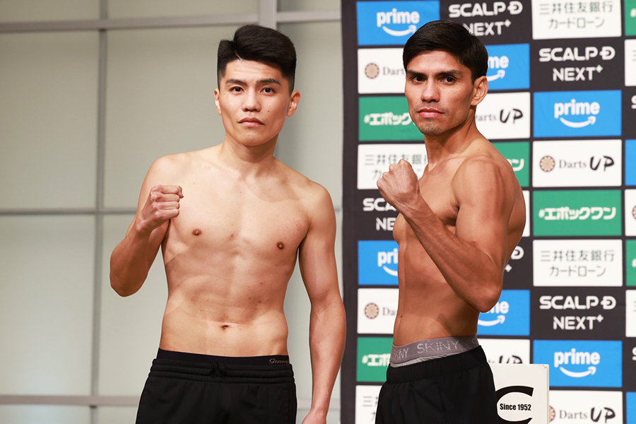 前日計量をパスし、並んで撮影に応じる坪井智也（左）とペドロ・ゲバラ【写真：山口比佐夫】