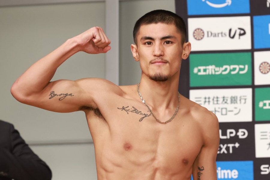 前日計量をパスし、カメラに向かって力こぶを作る秋次克真【写真：山口比佐夫】