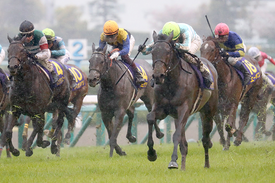 2020年の桜花賞を制したデアリングタクト（右から2頭目）【写真：ロイター】