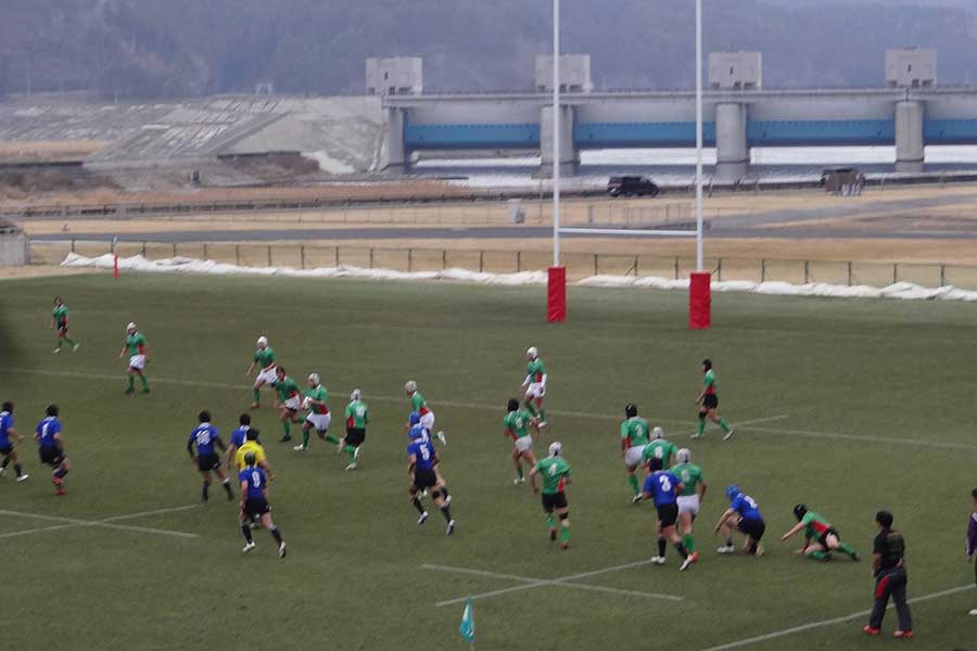 巨大な堤防の前にグラウンドが広がる鵜住居復興スタジアムでの熱戦【写真:吉田宏】