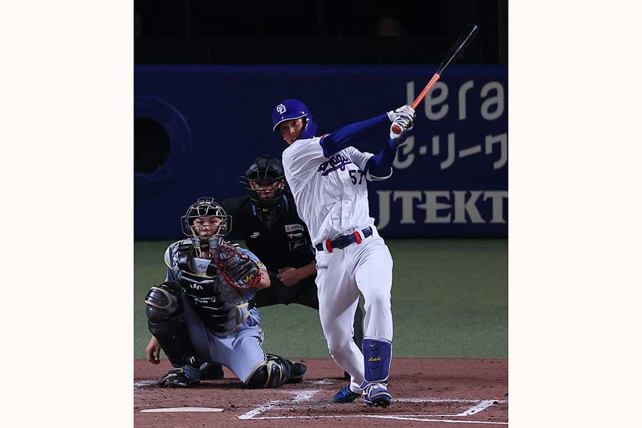 3回にプロ初ホームランを放った中日の花田旭【写真：産経新聞社】