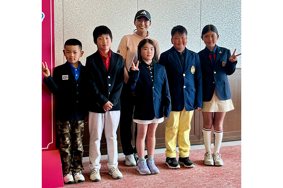 18回スタジオアリス ジュニアカップの優勝者たちと記念撮影した渋野日向子（後列中央）【写真：編集部】