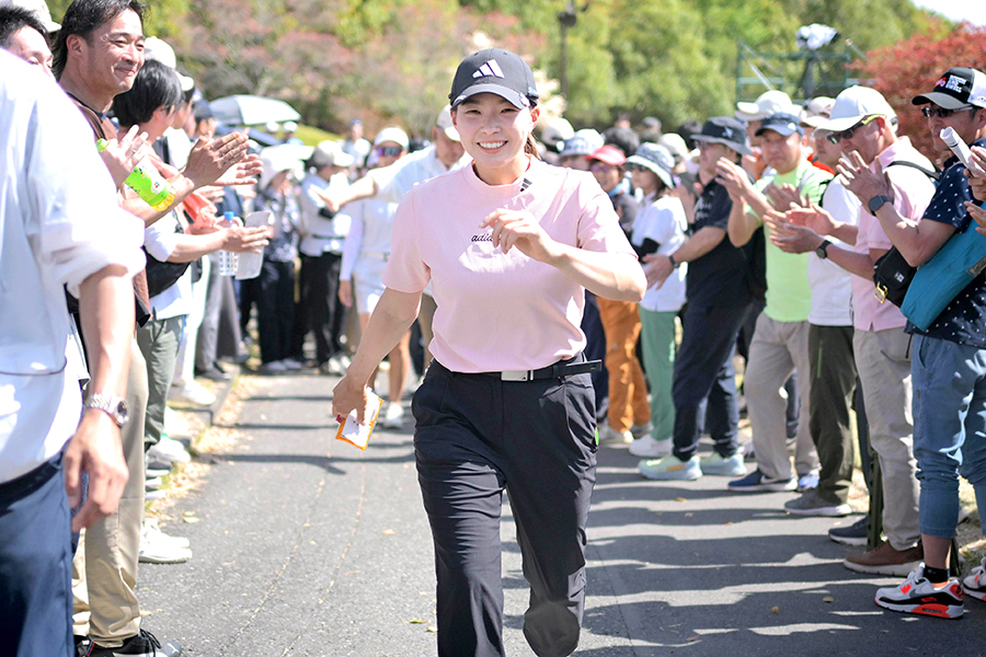 ホールアウトしてギャラリーの声援に笑顔をみせた渋野日向子【写真：スポーツ報知/アフロ】