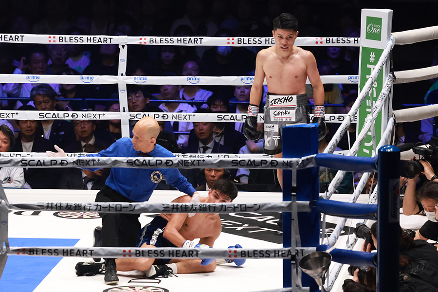 坪井智也と衝突し、倒れ込んだゲバラ（手前）【写真：山口比佐夫】