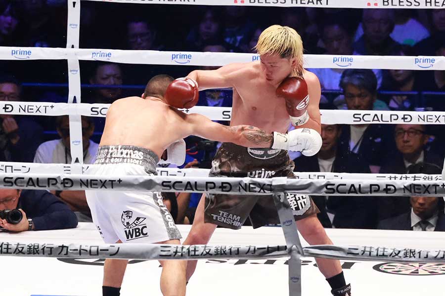 エストラダにTKO勝ちした那須川天心（右）【写真：山口比佐夫】