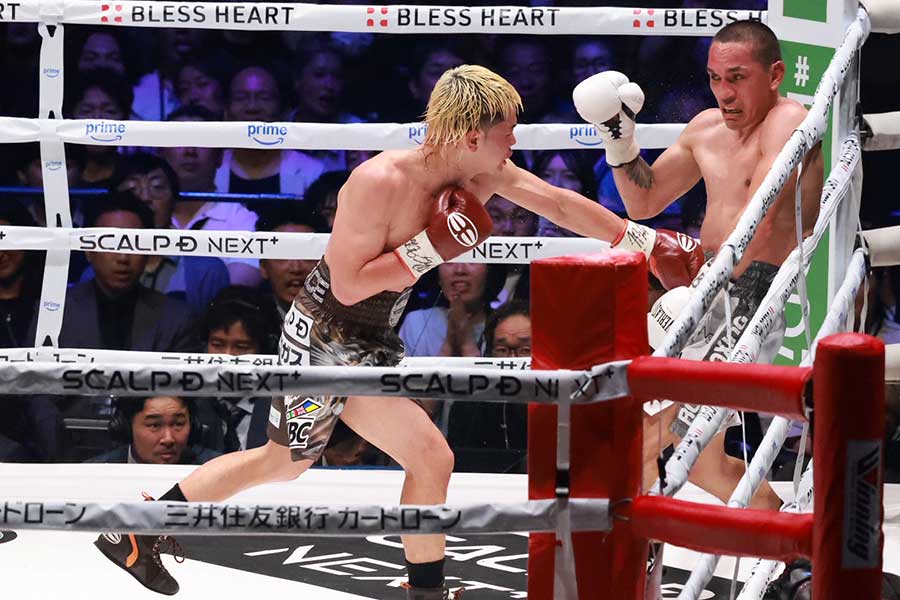 那須川天心のパンチを被弾したエストラダ（右）【写真：山口比佐夫】