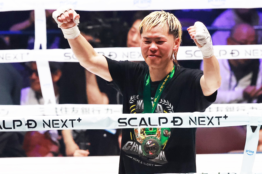 エストラダに判定勝利し、涙する那須川天心【写真:山口比佐夫】