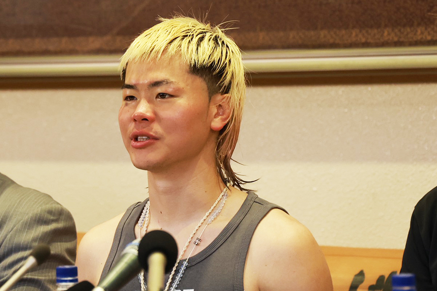 エストラダにTKO勝利後の会見、晴れやかな表情でコメントする那須川天心【写真：山口比佐夫】