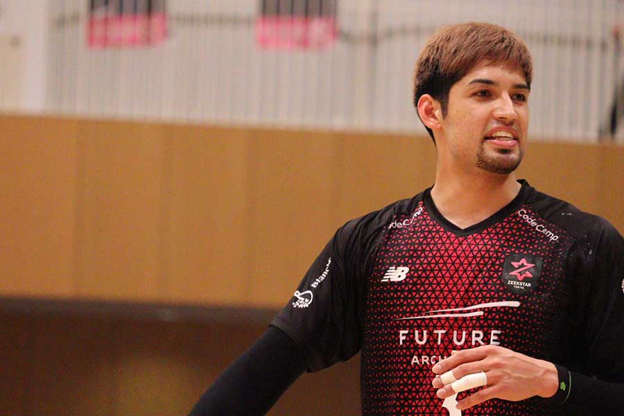 部井久は不意をつく相手のパスカットでも観客を沸かせた【写真：横田美咲】