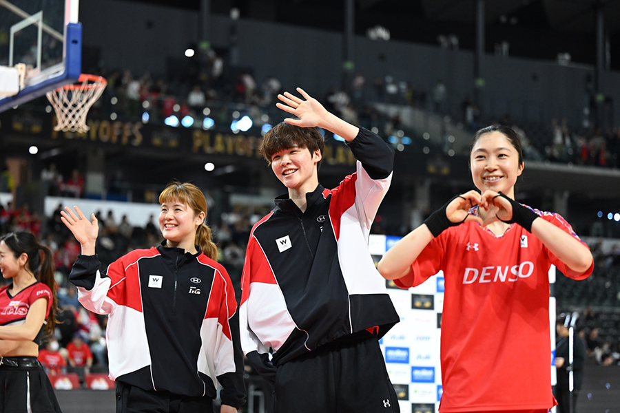 大怪我で欠場も、試合後に笑顔で手を振るキャプテンの赤穂ひまわり（中央）【写真提供：Wリーグ】