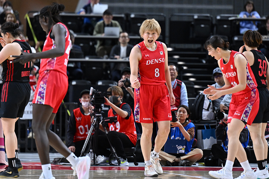 得点に吠えるデンソーの高田真希（中央）【写真提供：Wリーグ】