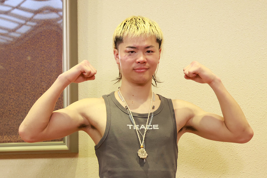 試合後の会見でカメラに向かって力こぶを作る那須川【写真：山口比佐夫】