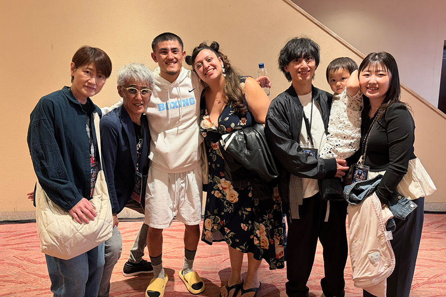 秋次（左から3人目）の試合を初観戦した両親らと【写真：澤田直人】