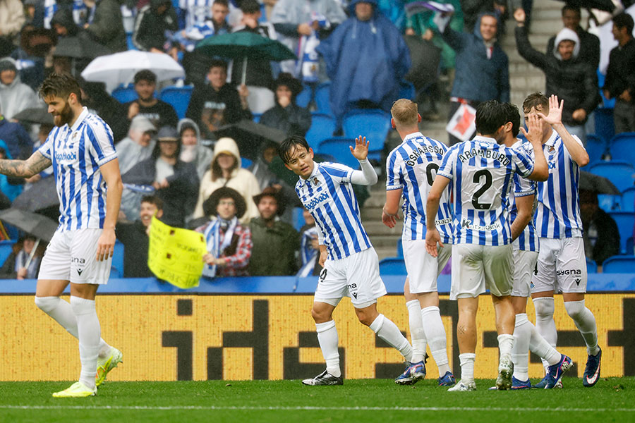 左太もも裏の負傷から復帰した久保建英(中央)【写真:なかしまだいすけ/アフロ】