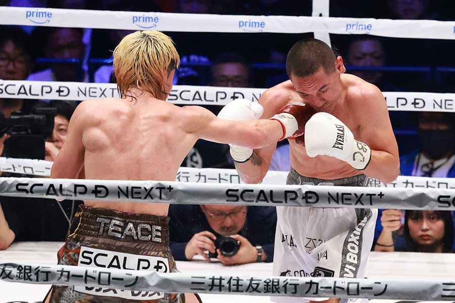 那須川天心に敗戦したエストラダ（右）【写真：山口比佐夫】