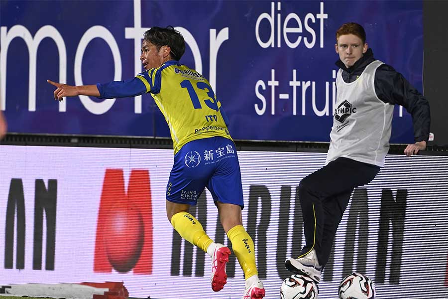 先制ゴールを決めたシント＝トロイデンの伊藤涼太郎【写真：Belga Image/アフロ】