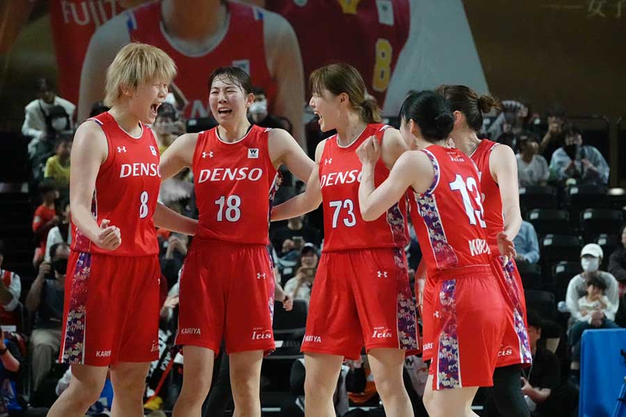 Wリーグのプレーオフ・ファイナルで悲願の初優勝を果たしたデンソーの選手たち【写真:編集部】