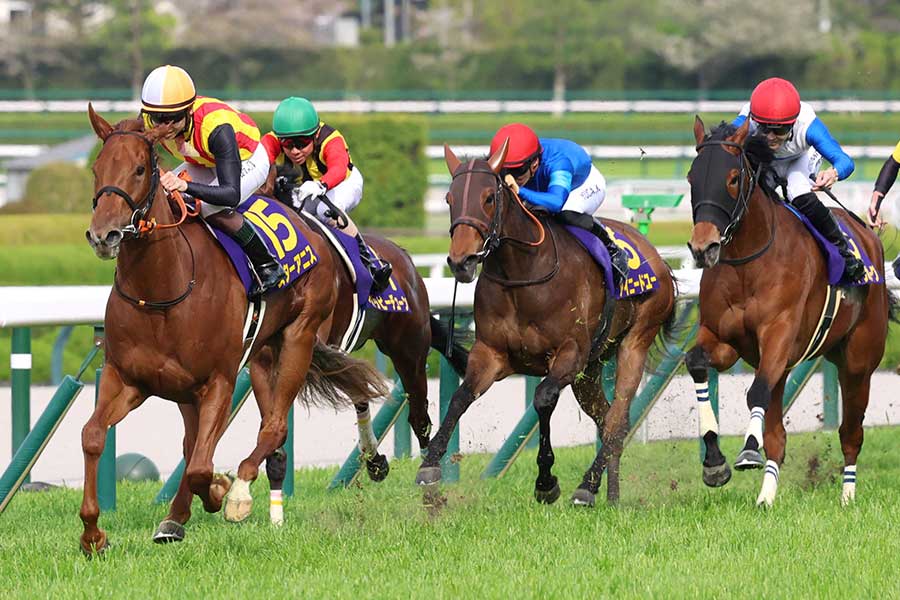 G1桜花賞で優勝したスターアニス（左）【写真：産経新聞社】