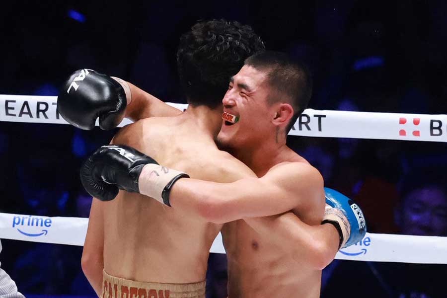 試合後、対戦相手と健闘を称え合う秋次克真【写真：澤田直人】