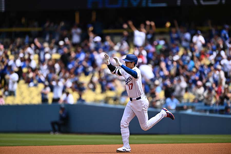 レンジャーズ戦、ジェイコブ・デグロムから先頭打者弾を放ったドジャースの大谷翔平【写真：ロイター】