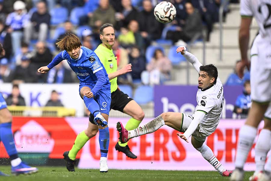 トップチームデビューを果たしたゲンクの横山歩夢（左）【写真：REX/アフロ】